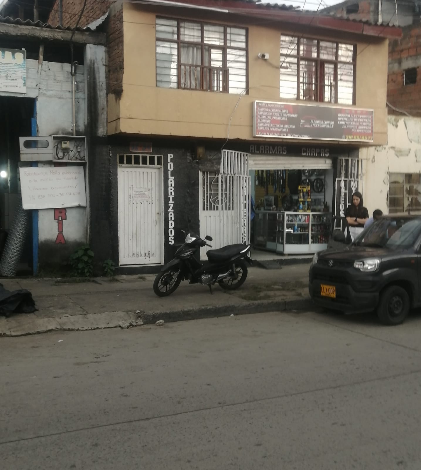 ¡Oportunidad de inversión! Casa con locales y apartamentos en venta!